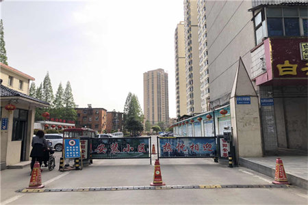 蓝城一楼带院124平三室毛坯102万可按揭